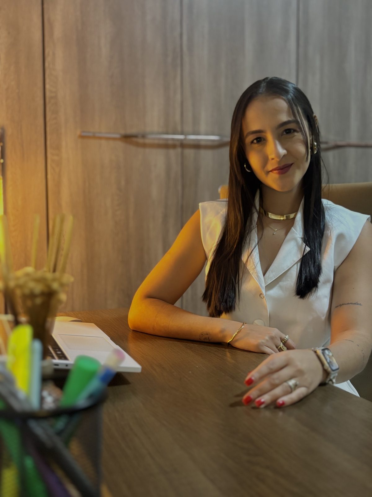 Quellen Izabel, psicóloga, em seu consultório