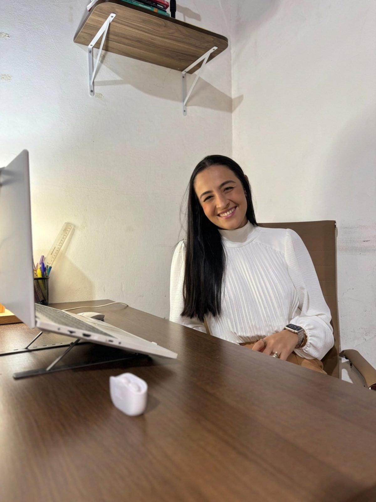 Quellen Izabel, psicóloga, sorrindo em seu consultório